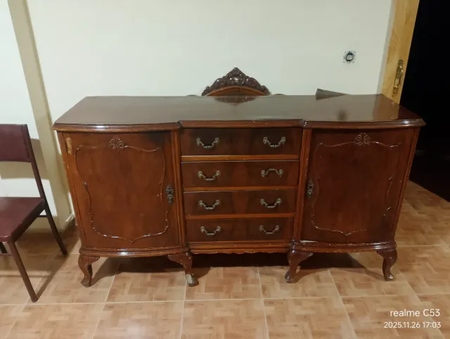 Aparador clásico con espejo