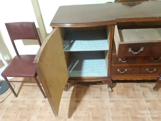 Aparador clásico con espejo