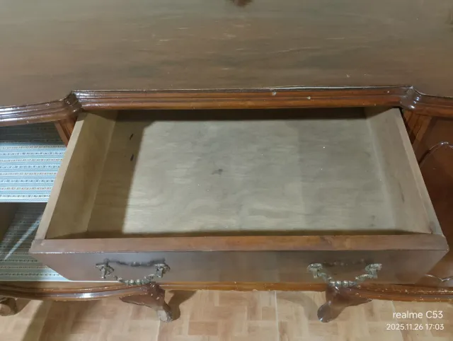 Aparador clásico con espejo