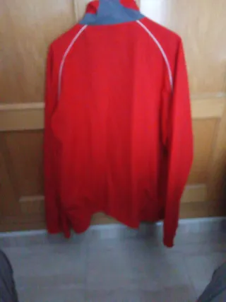 Chándal deportivo rojo