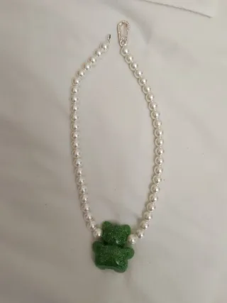Collar de perlas con oso verde.