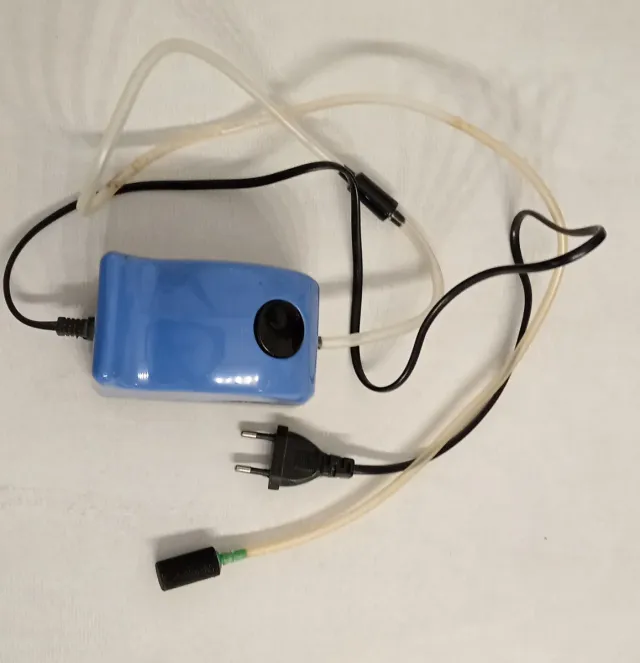 Pompa aeratore acquario blu