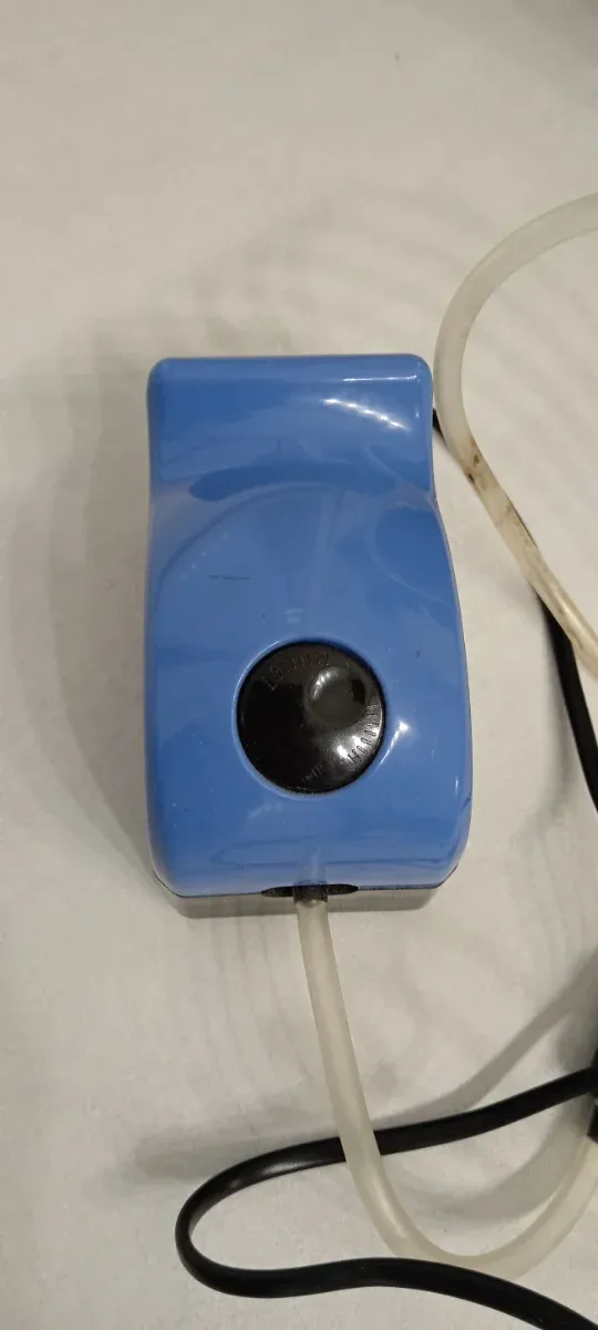 Pompa aeratore acquario blu