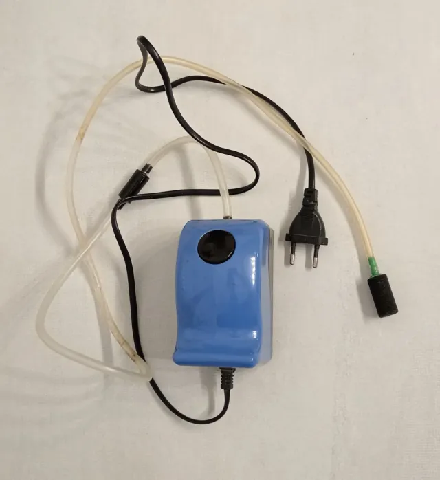 Pompa aeratore acquario blu