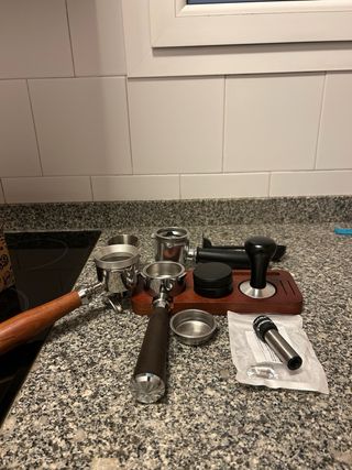 Cafetera Delonghi Dedica + Kit Barista