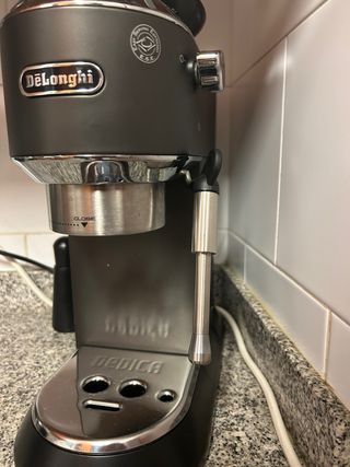 Cafetera Delonghi Dedica + Kit Barista