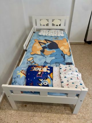 Cama infantil blanca con barrera