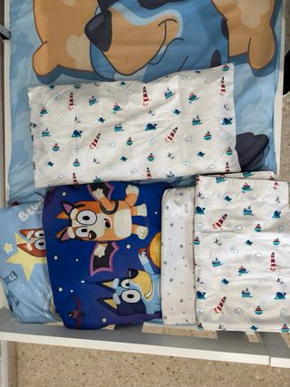 Cama infantil blanca con barrera