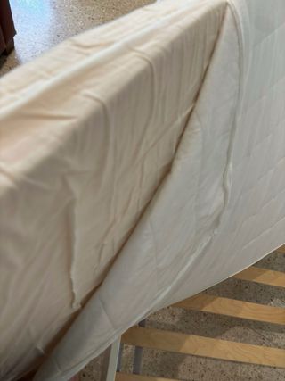 Cama infantil blanca con barrera