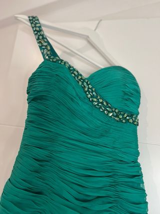 Vestido fiesta verde pedrería un hombro