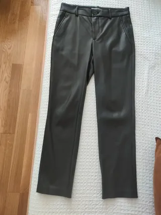 Pantalón efecto piel negro Zara