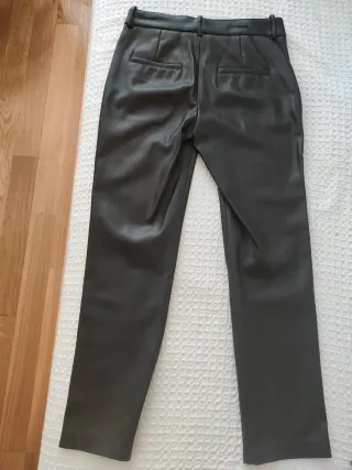 Pantalón efecto piel negro Zara