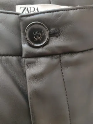Pantalón efecto piel negro Zara