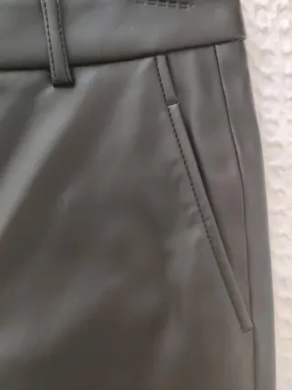 Pantalón efecto piel negro Zara