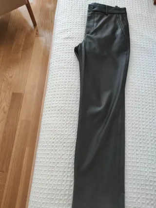 Pantalón efecto piel negro Zara
