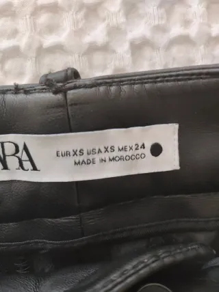 Pantalón efecto piel negro Zara