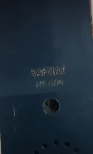 Telefonillo gris y azul.