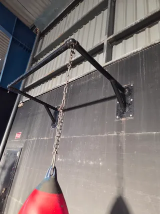 Soporte doble para saco de boxeo