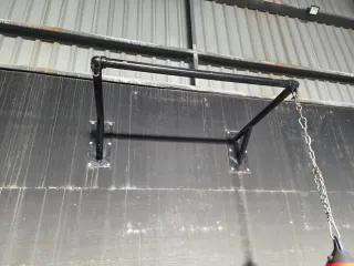 Soporte doble para saco de boxeo