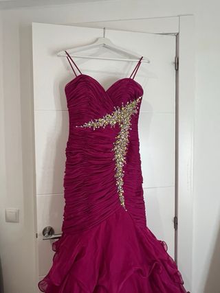 Vestido de fiesta largo con pedrería