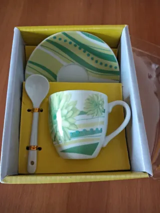 Tazzina con piattino e cucchiaino. Nuova