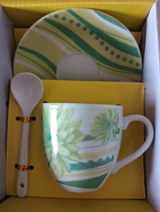 Tazzina con piattino e cucchiaino. Nuova