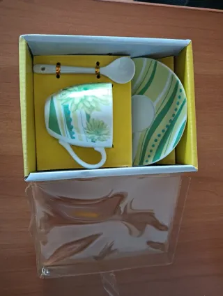 Tazzina con piattino e cucchiaino. Nuova