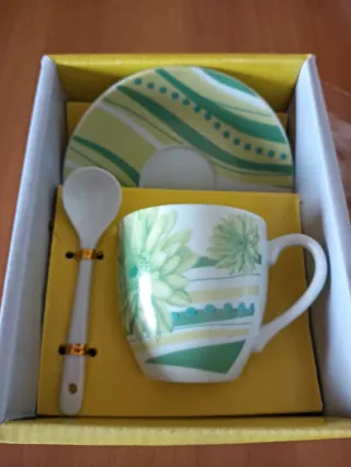 Tazzina con piattino e cucchiaino. Nuova