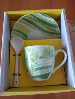 Tazzina con piattino e cucchiaino. Nuova