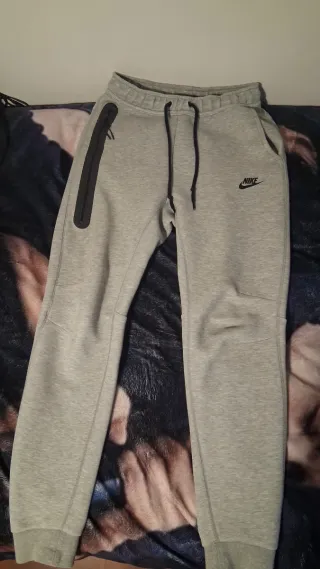 Pantalón Nike Tech Gris