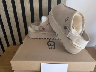 Zuecos UGG Beige