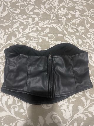 Top Corsé Negro Piel Sintética es como una talla M