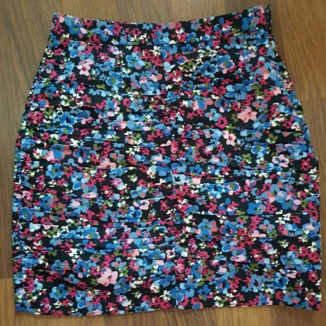 Minifalda floral con fruncido