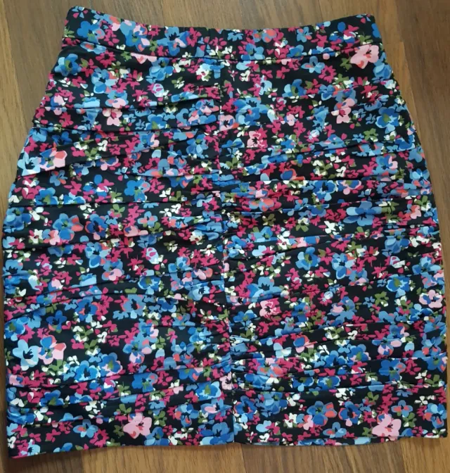 Minifalda floral con fruncido