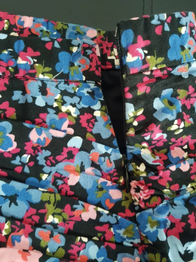 Minifalda floral con fruncido