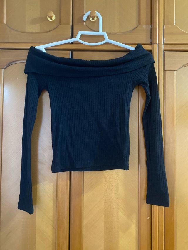 Camiseta negra hombros descubiertos