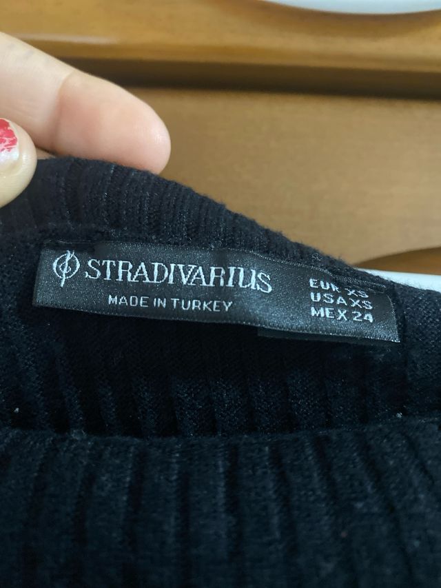 Camiseta negra hombros descubiertos