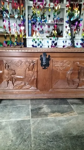 Baúl antiguo de madera tallada