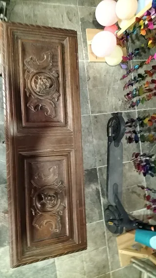 Baúl antiguo de madera tallada