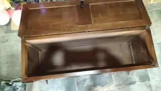 Baúl antiguo de madera tallada