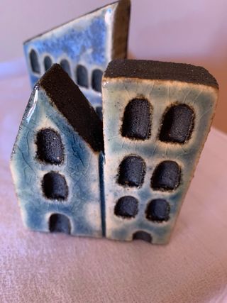 Due palazzi ceramica smaltata