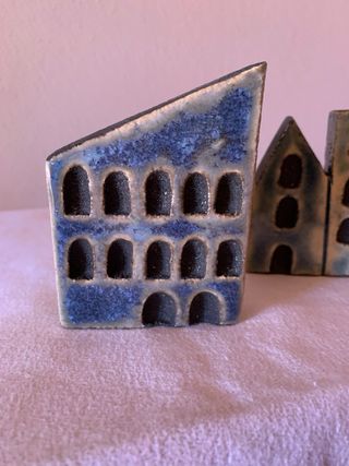 Due palazzi ceramica smaltata