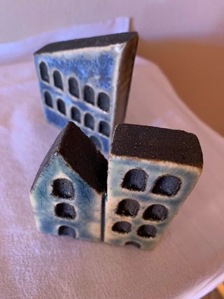 Due palazzi ceramica smaltata