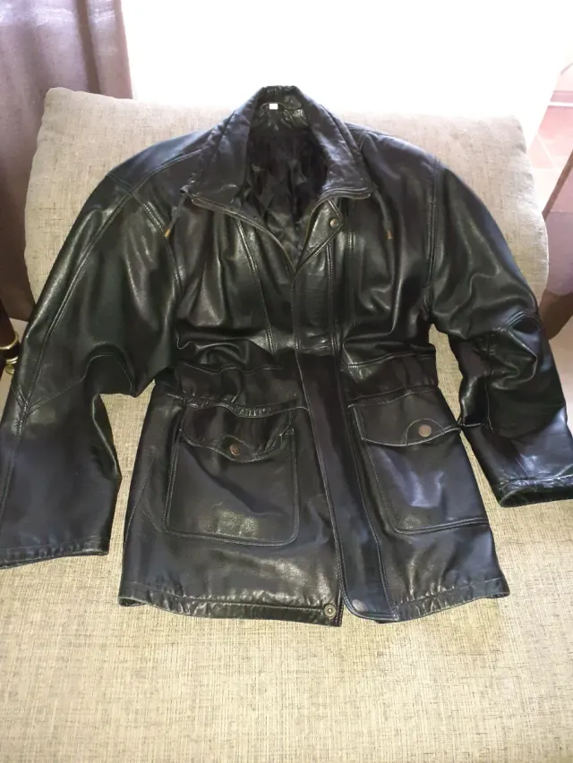 Chaqueta de piel negra