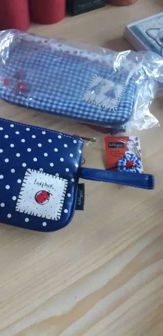 Bolsito azul y rojo con horquilla a juego