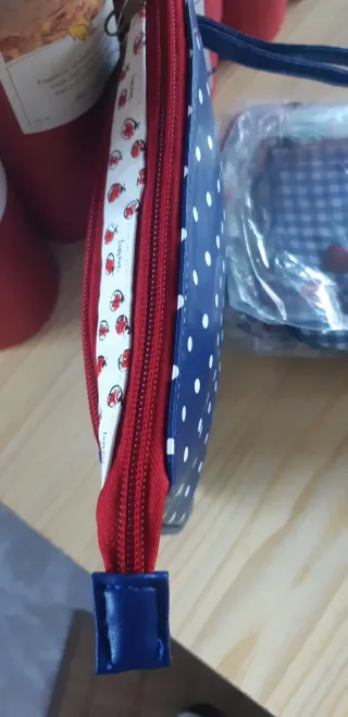 Bolsito azul y rojo con horquilla a juego