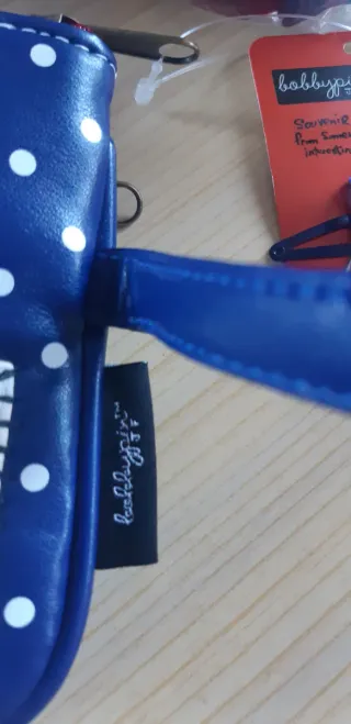 Bolsito azul y rojo con horquilla a juego