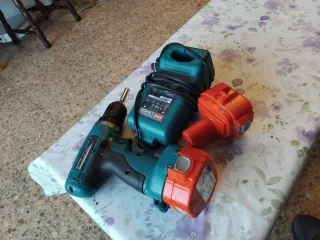 Taladro Makita con cargador y baterías