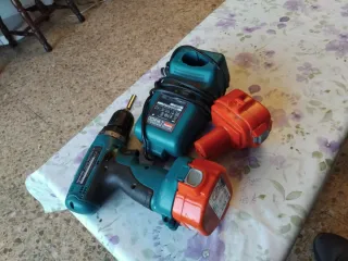 Taladro Makita con cargador y baterías