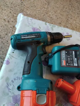 Taladro Makita con cargador y baterías